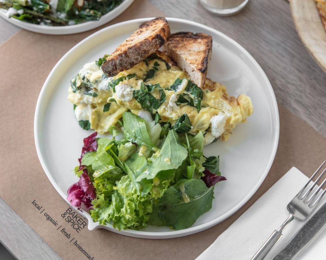 Shirvan Hotel City Yard Dschidda Exterior foto Scrambled eggs with spinach and salad