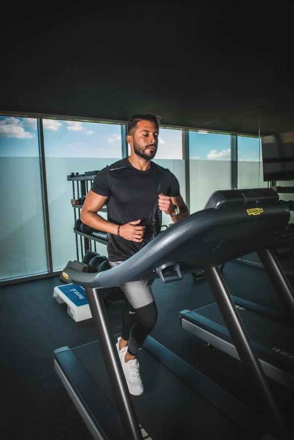 Shirvan Hotel City Yard Dschidda Exterior foto A man on a treadmill